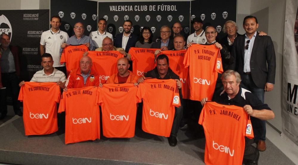 Zaza y Rodrigo con los aficionados en Requena