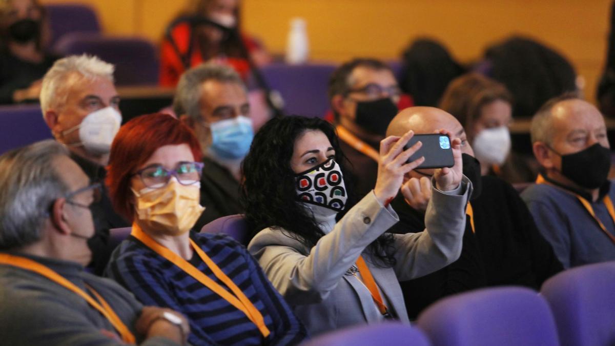 Manolo Mata, Águeda Micó y Ana García en el congreso de Iniciativa