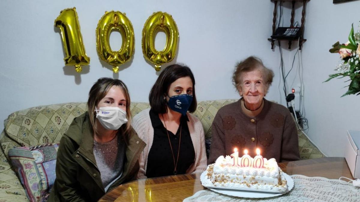 Ana Miranda, con las coordinadoras de Clece, en su cumpleaños.