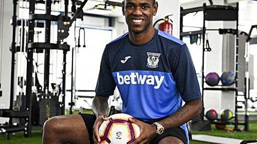 Diego Rolán posa con un balón en el gimnasio del Leganés.