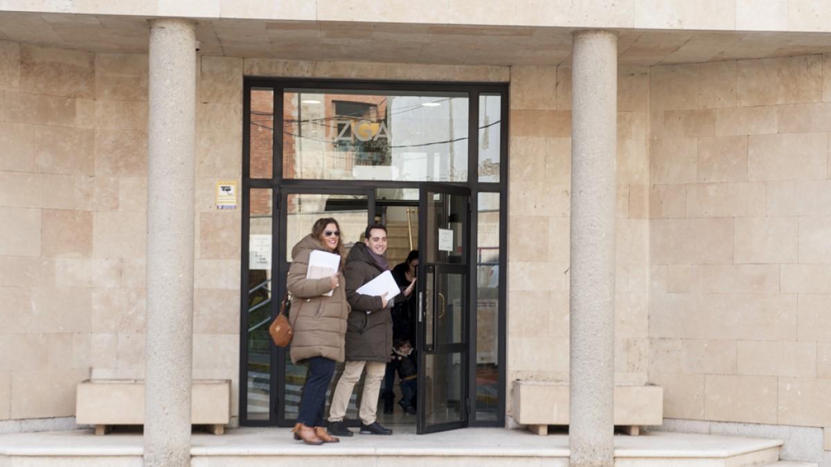 Luciano Huerga y Sandra Veleda entrando en el Juzgado tras la querella del PP: