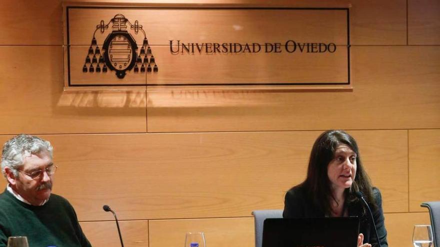 Carlos Becedóniz, del Observatorio de la Infancia del Principado, y Lucía Losoviz, de Unicef, ayer, en el centro de servicios universitarios.