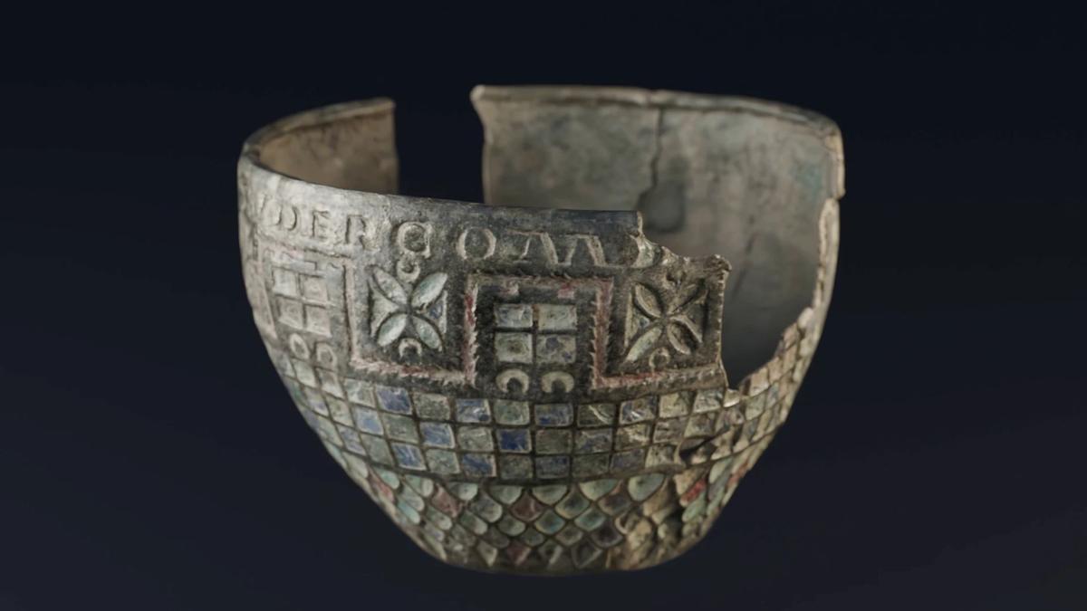 Copa romana esmaltada del siglo II hallada en Berlanga del Duero (Soria), vinculada al Muro de Adriano.