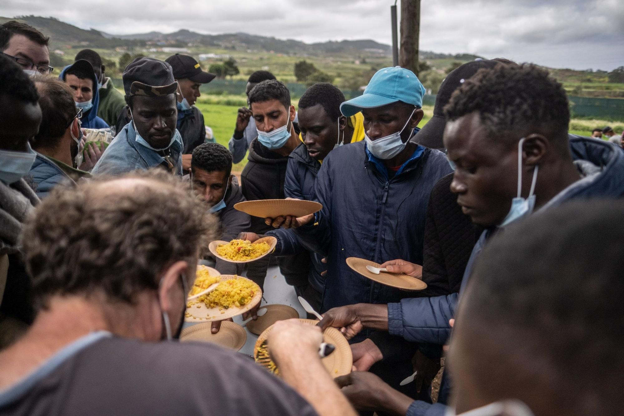 Comida de los migrantes en Las Raíces