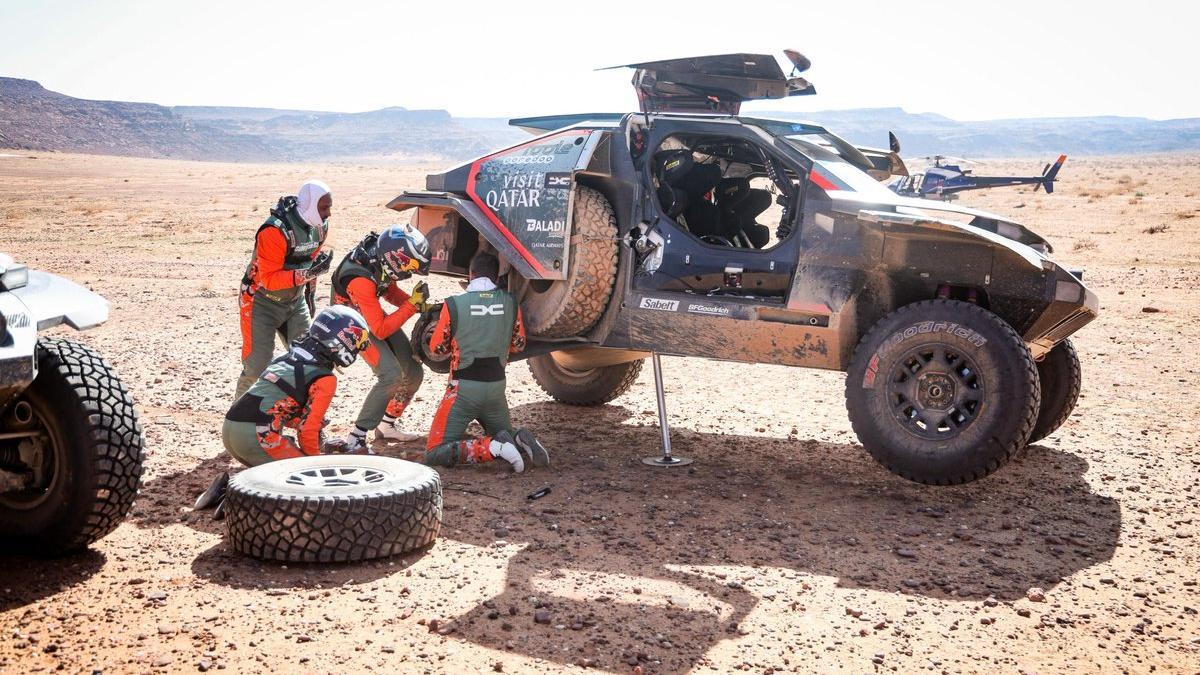 Cristina Gutiérrez y su copiloto se han parado a asistir a Nasser Al-Attiyah en la cuarta etapa del Dakar