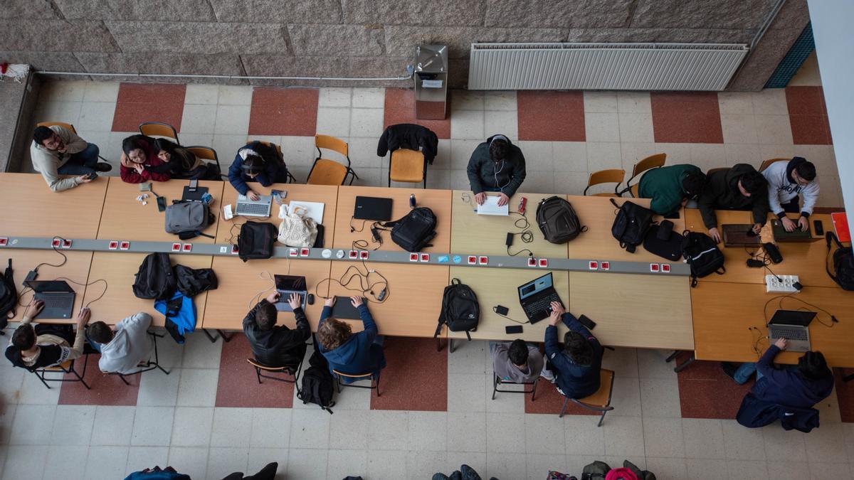 ALUMNOS EN LA FACULTADE DE INFORMATICA DE A CORUÑA (FIC)