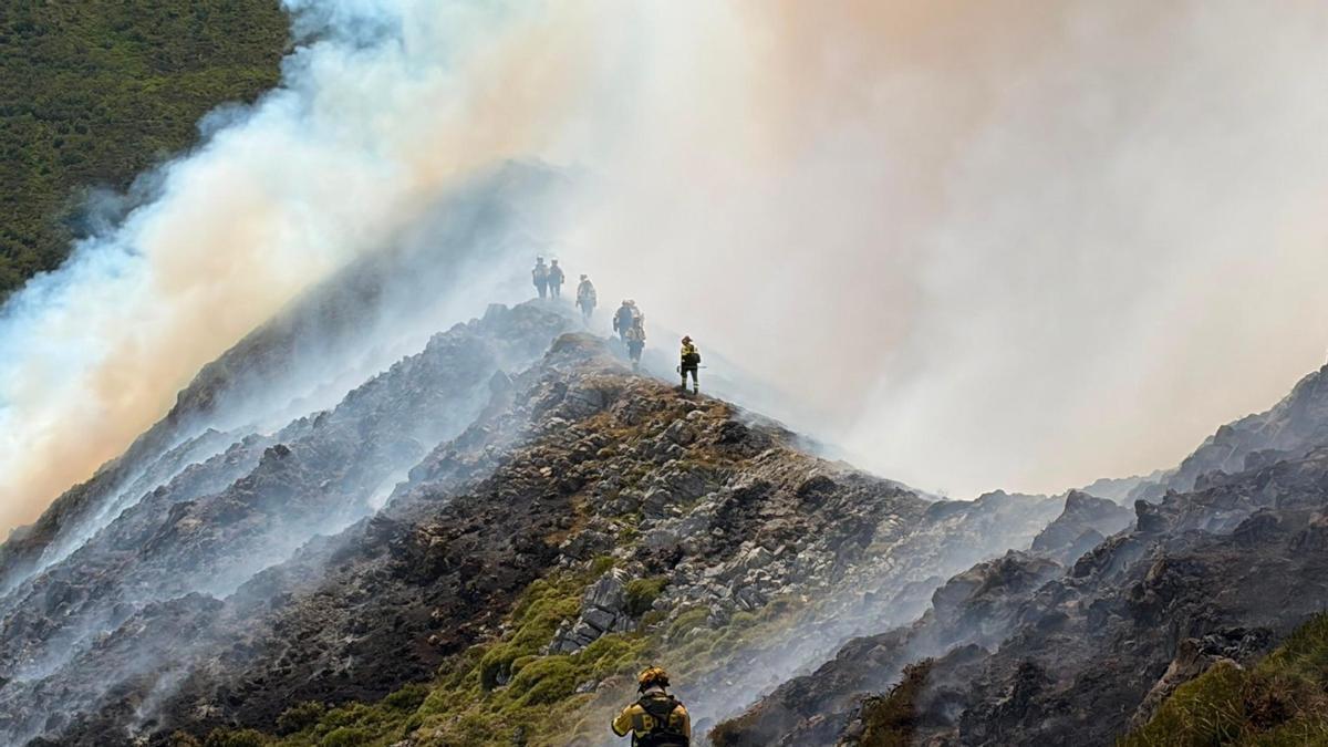 Un nuevo incendio forestal en Nava incrementa hasta seis los focos activos en Asturias