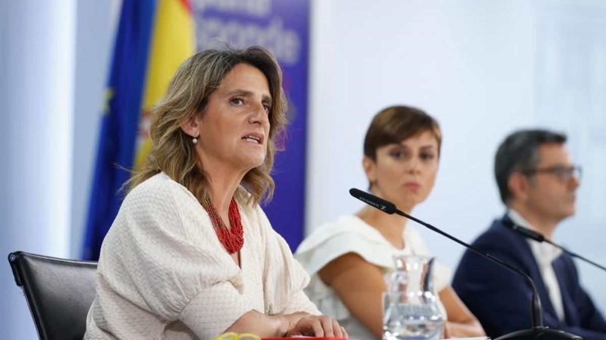 La vicepresidenta tercera, Teresa Ribera, junto a la portavoz del Gobierno, Isabel Rodríguez, y el titular de la Presidencia, Félix Bolaños, en la rueda de prensa posterior al Consejo de Ministros del pasado 1 de agosto de 2022, en la Moncloa.