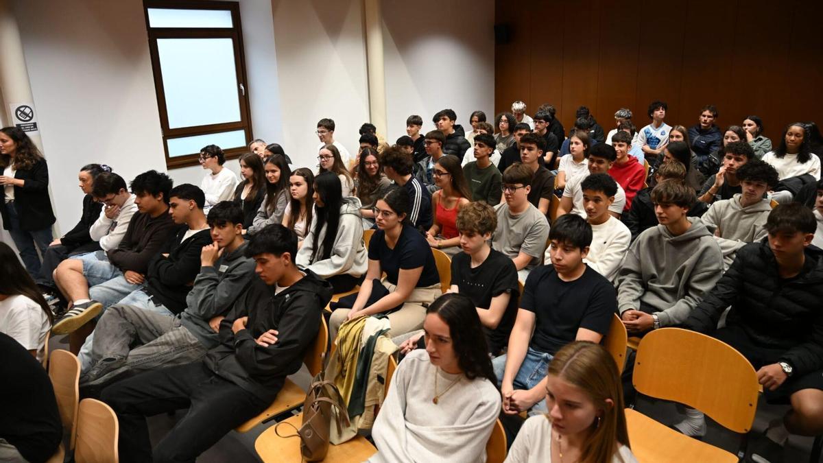 Acusados por un día: el alumnado del instituto Eusebio da Guarda simula un juicio en la Audiencia Provincial de A Coruña