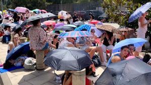 Colas kilométricas en el Estadi Olímpic para el concierto de Harry Styles en Barcelona