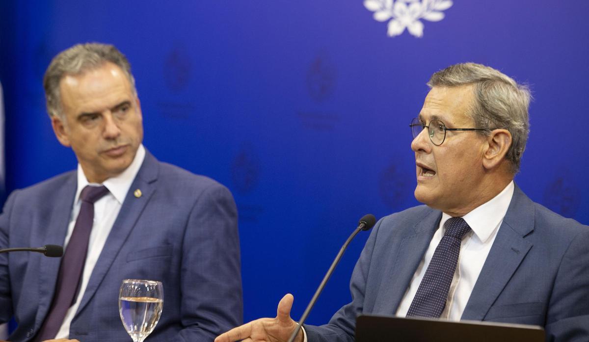 Yamandú Orsi y Jorge Díaz, durante el anuncio de la rescisión con Cardama