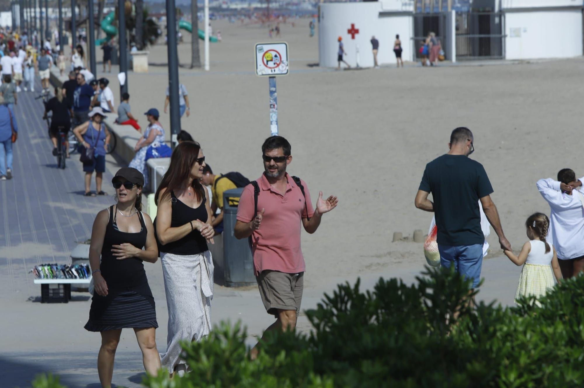 Llenazo en las playas de València este domingo, 15 de octubre