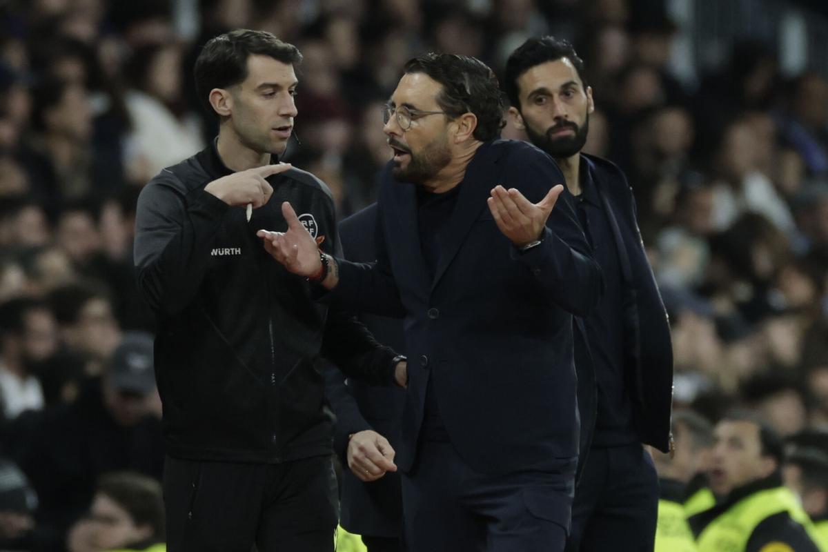 El entrenador del Getafe, José Bordalás (c), conversa con el cuarto árbitro durante el partido de LaLiga contra el Real Madrid. EFE/Juanjo Martín. (GETAFE)