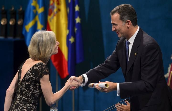 U.S. professor Jennifer Doudna receives the 2015 Princess of Asturias award for Technical and Scientific Research from Spain's King Felipe during a ceremony at Campoamor theatre in Oviedo