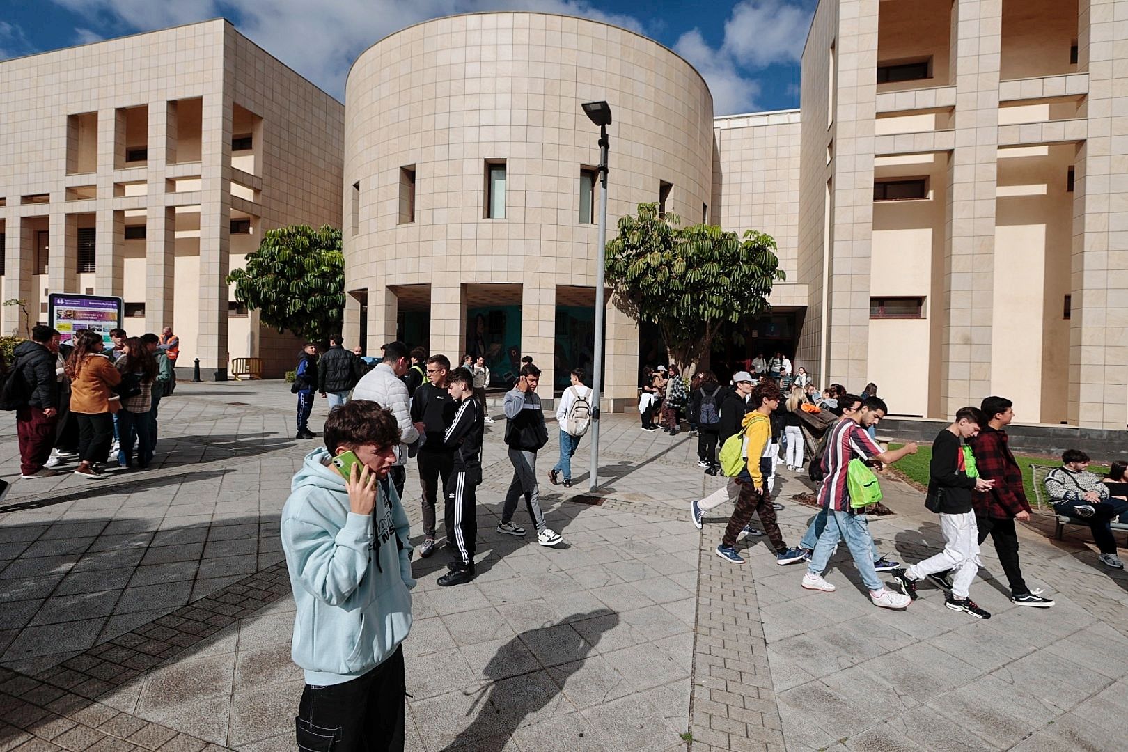 Decenas de alumnos en el Aulario General del Campus Guajara