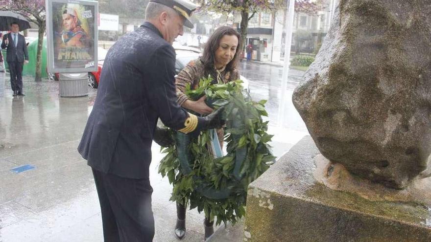 Ofrenda de flores ante el Monolito durante el pasado año. // Santos Álvarez