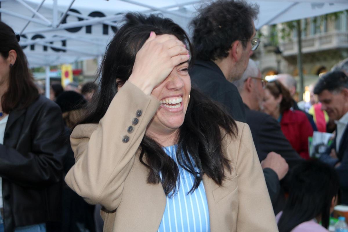 Regina Rodríguez celebrant el primer lloc del rànquing de més venuts de Sant Jordi en ficció