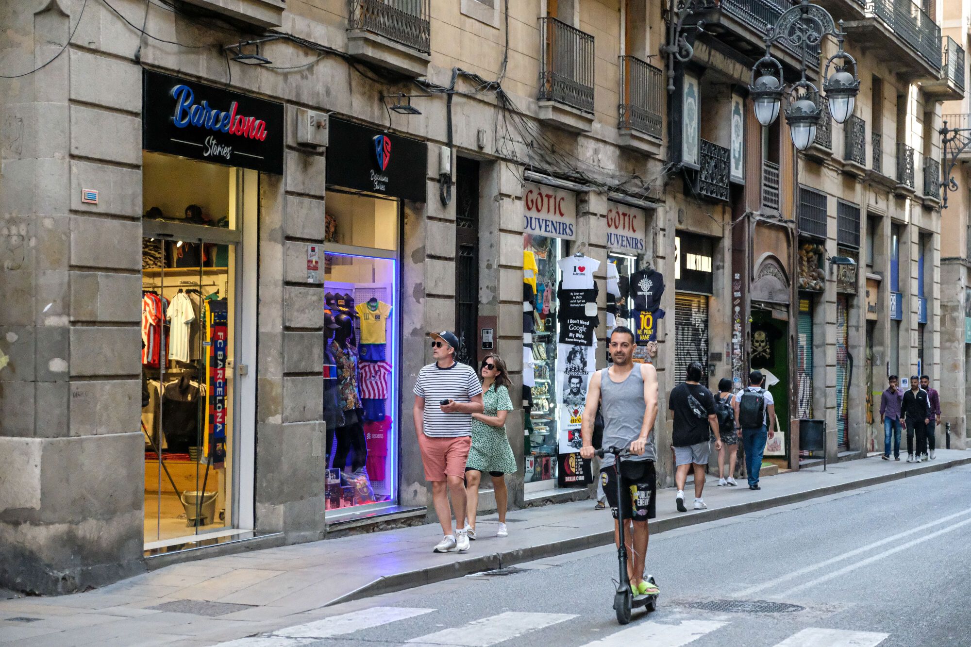 Comercios en la calle Jaume I, en el barrio Gòtic de Barcelona.