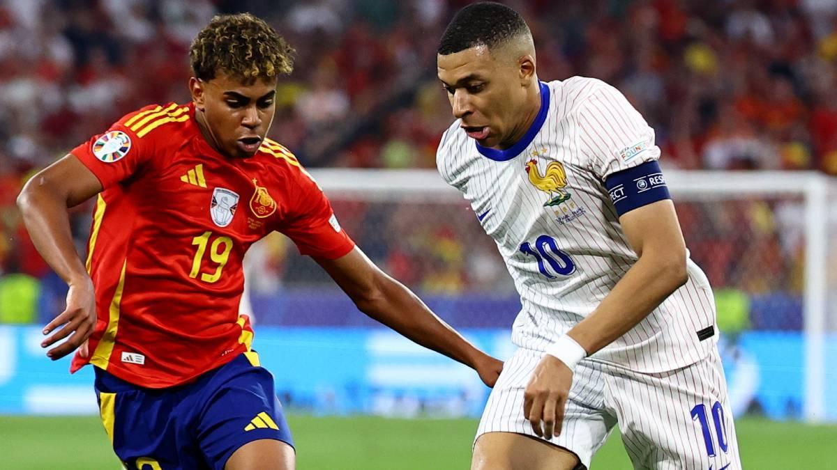 Lamine Yamal y Kylian Mbappé, en un lance del Francia-España