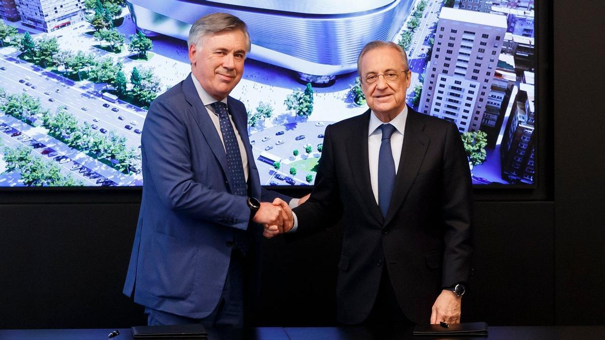 Carlo Ancelotti con Florentino Pérez, después de firmar como enrenador del Real Madrid, en febrero de 2022