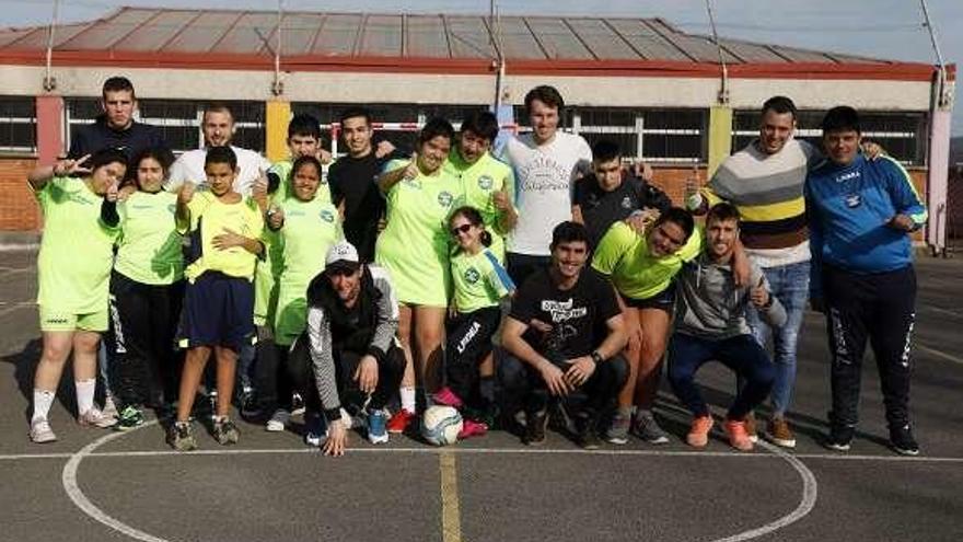 El equipo del Avilés Stadium, con jugadores de la primera plantilla.