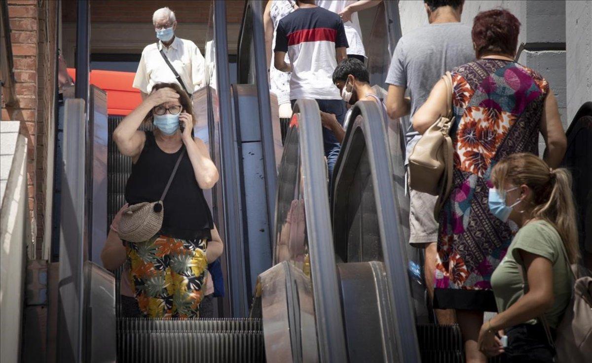 Personas con mascarilla en los accesos del Hospital Vall d’Hebron de Barcelona.