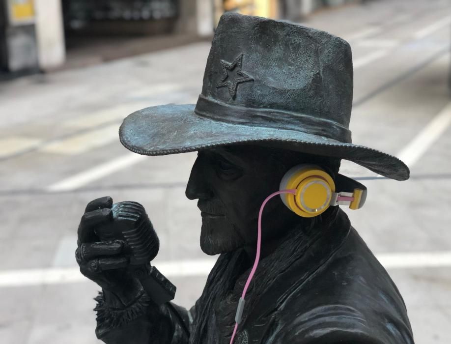 Las estatuas de Oviedo amanecen con auriculares