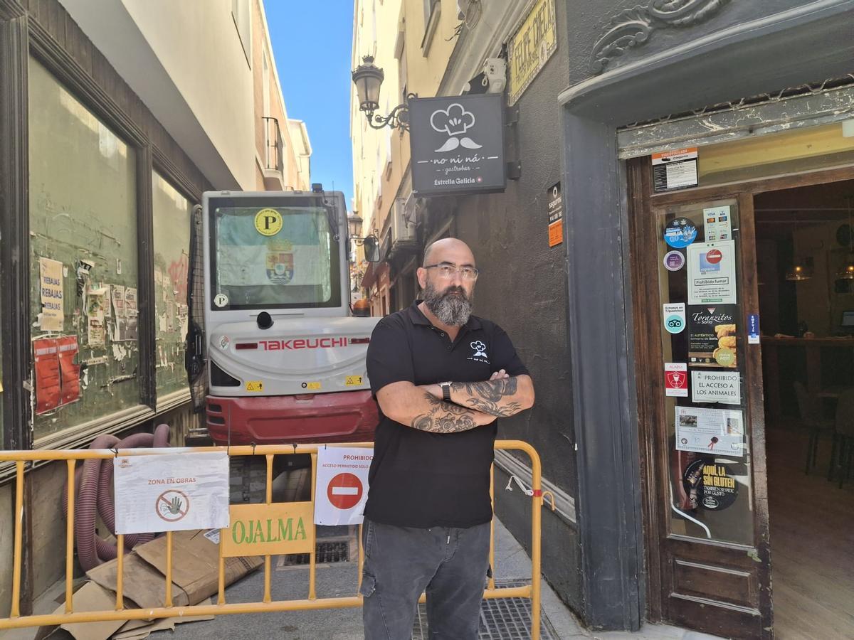Blas Monge, junto a su negocio.