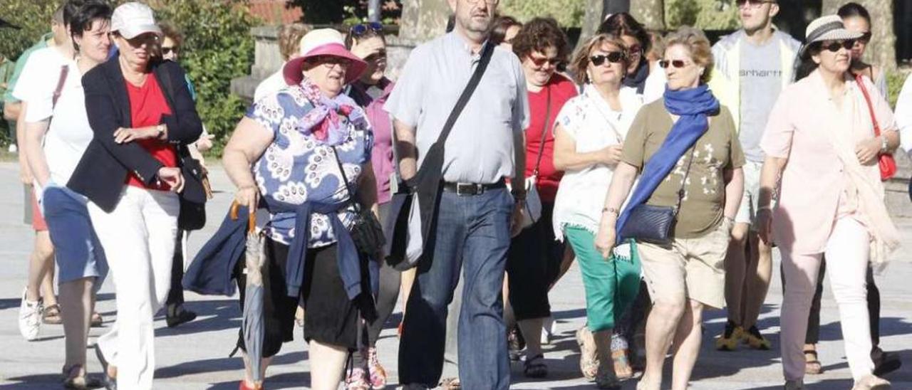 Un grupo de turistas paseo por Montero Ríos. // Santos Álvarez