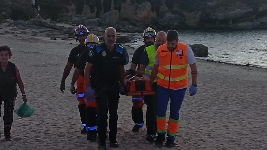 Hospitalizado un hombre tras caer en unas rocas de una playa de Sanxenxo