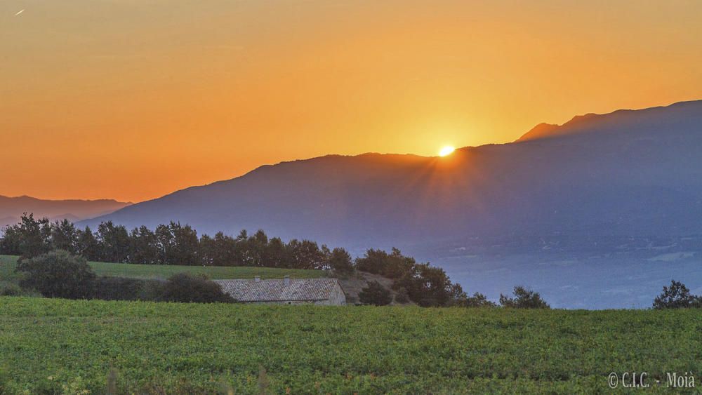 El Moianès. Comença un dia assolellat i amb un cel llis al Moianès. En aquesta imatge podem observar com el sol s’alça i els seus rajos comencen a escalfar i il·luminar l’entorn.