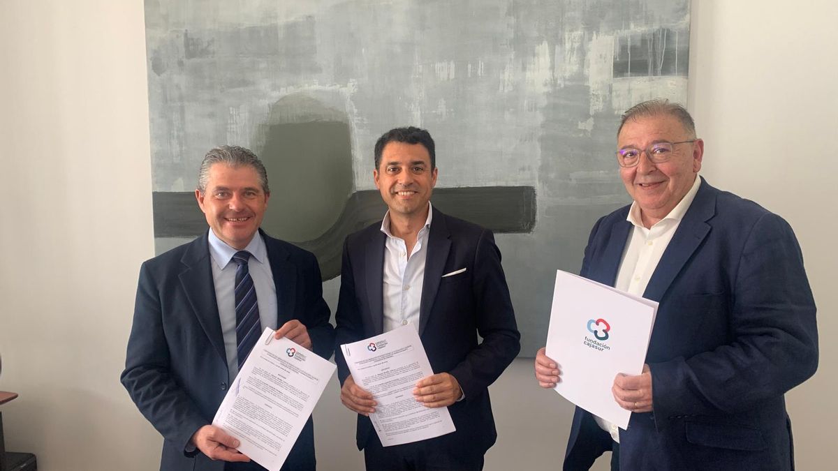 Firma del convenio de la Agrupación de Cofradías con la Fundación Cajasur