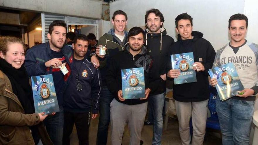 Jugadores y aficionados del Marcón Atlético muestran sus álbumes. // Rafa Vázquez