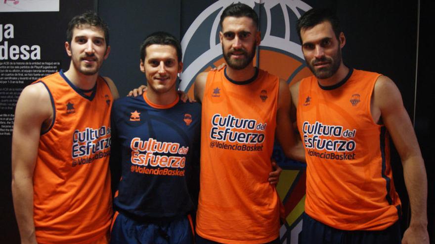 Fernando San Emeterio, Guillem Vives, Joan Sastre y el fisio Jordan Sospedra posan con las medallas de bronce del Eurobasket