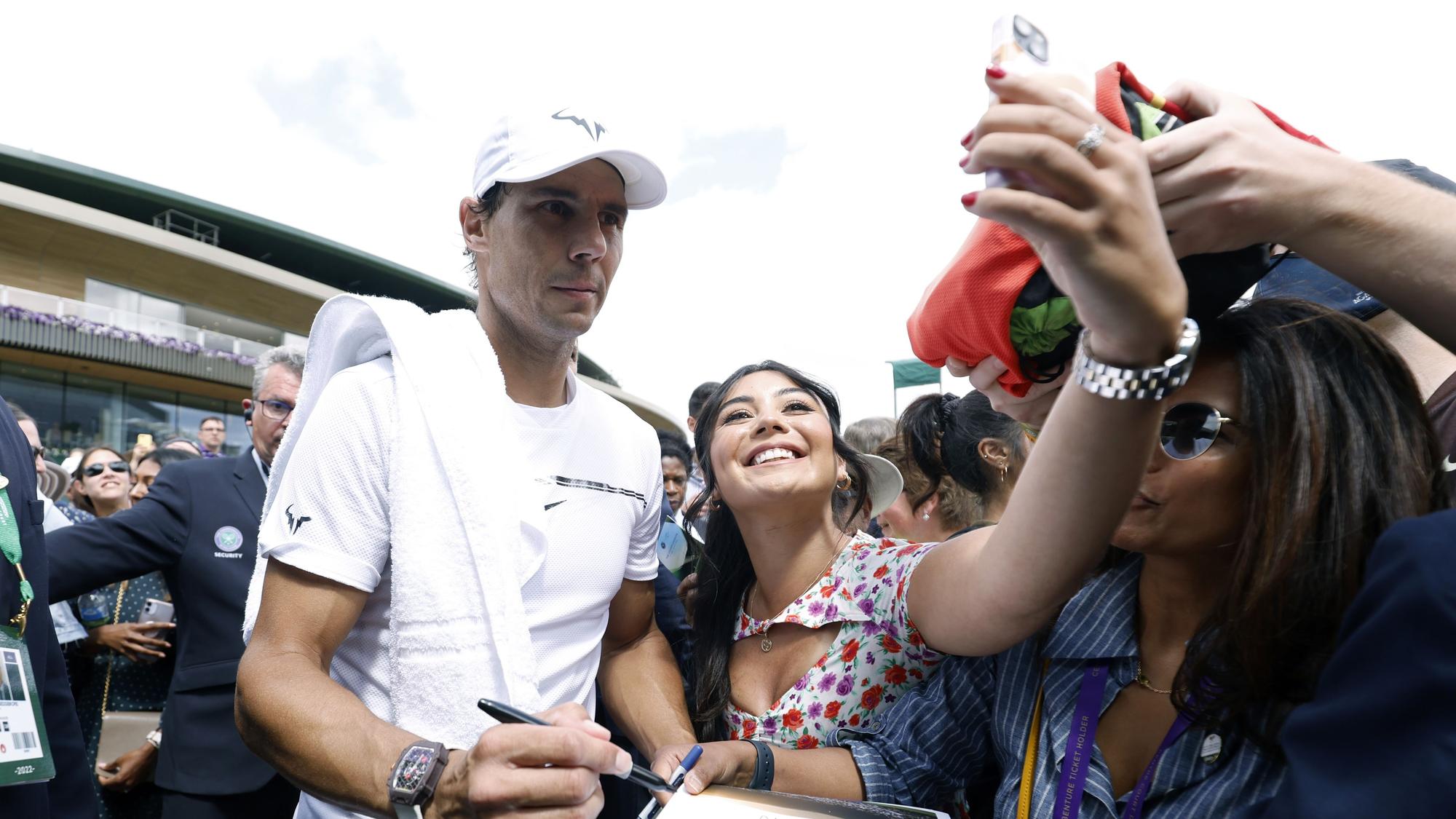 Rafa Nadal firma autógrafos al finalizar su entrenamiento en Wimbledon.