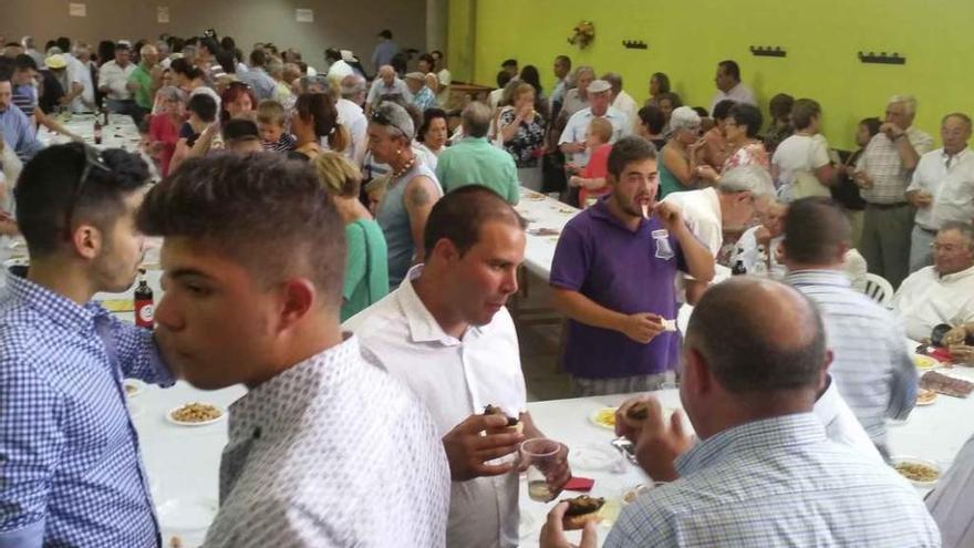 A la izquierda, vino español ofrecido ayer por el Ayuntamiento de Venialbo. A la derecha, la reina y las damas de las fiestas de este año.