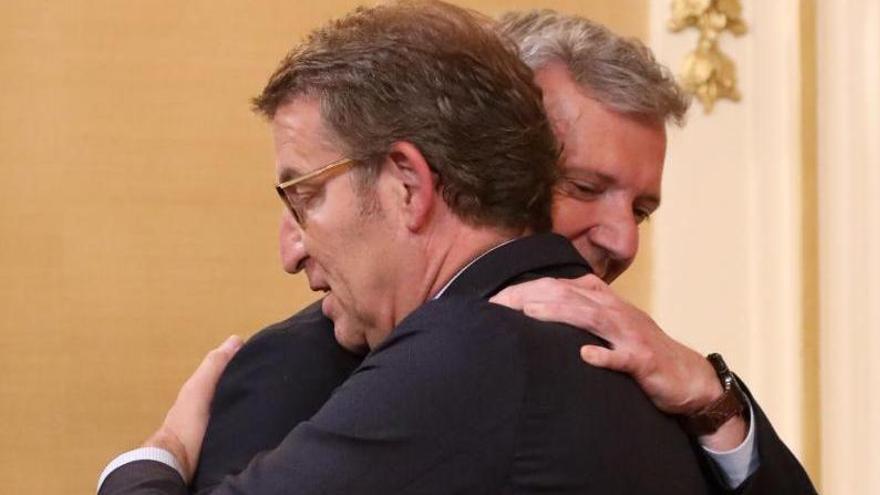 Feijóo abraza a Rueda el día en que dimitió como presidente de la Xunta.