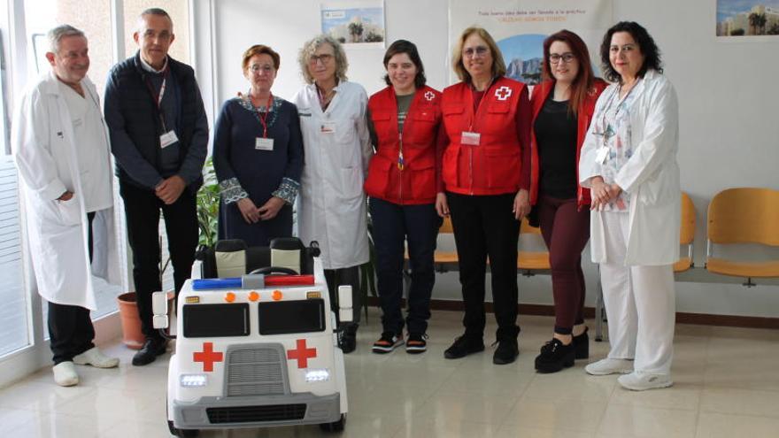 Cruz Roja dona una &quot;mini ambulancia eléctrica&quot; al Hospital de la Marina Baixa