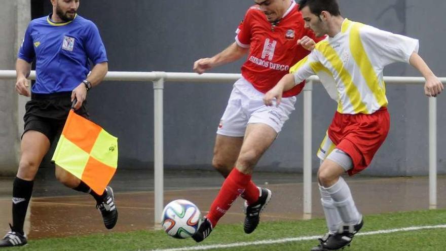 El capitán del Estradense Unai trata de llevarse el balón ante un rival. // Bernabé/J. Lalín