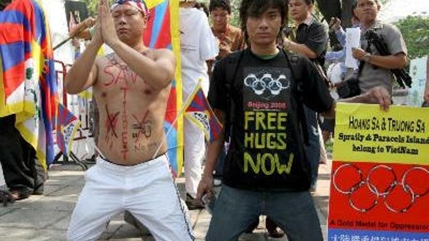 Unos manifestantes participan en una protesta convocada durante la ceremonia de relevo de la antorcha olímpica por Bangkok (Tailandia). Unos doscientos manifestantes pro-Tíbet han protestado por el apoyo de China a los regímenes autoritarios de Sudán y Birmania y por su falta de respeto a los derechos humanos en la región tibetana. Una contramanifestación protagonizada por unos 500 estudiantes en favor de China ha tenido lugar al mismo tiempo. La procesión de la antorcha se ha visto empañada por las protestas pro-Tíbet y anti-China en París, Londres, San Francisco y Nueva Delhi, pero Tailandia ha desplegado 2.000 policías y soldados en Bangkok, y ofrecerá un seguimiento con helicópteros para intimidar a los manifestantes.