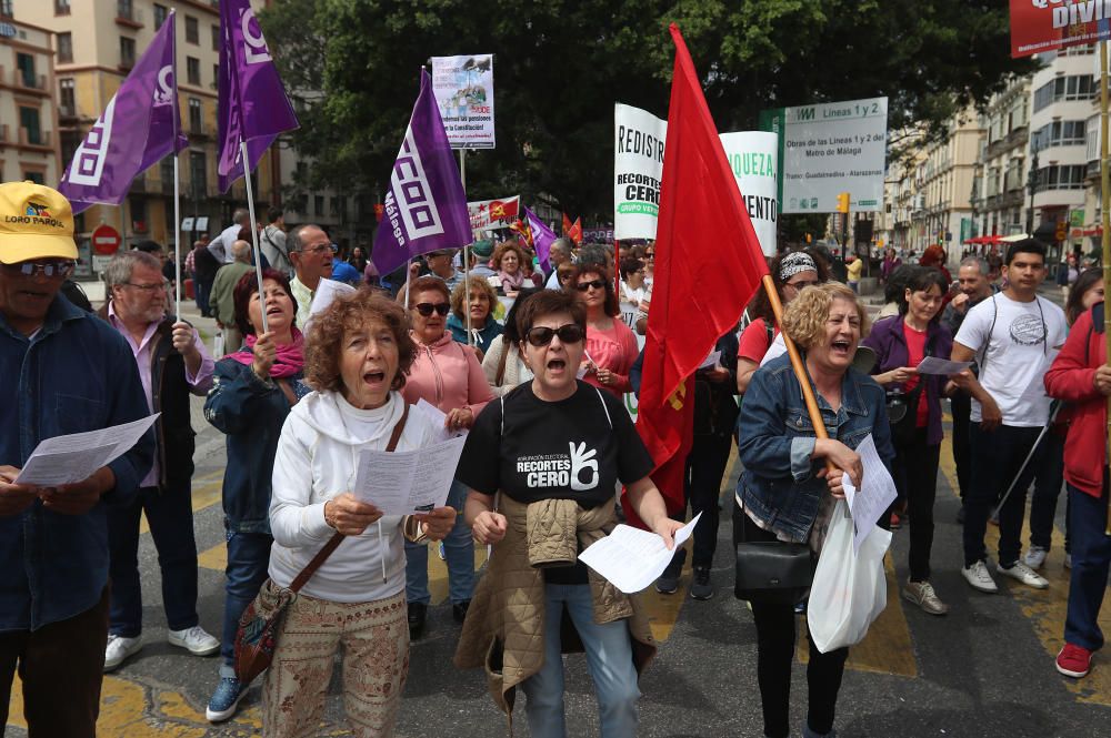 Miles de personas participan en la marcha convocada por los sindicatos para este martes, Día Internacional del Trabajo