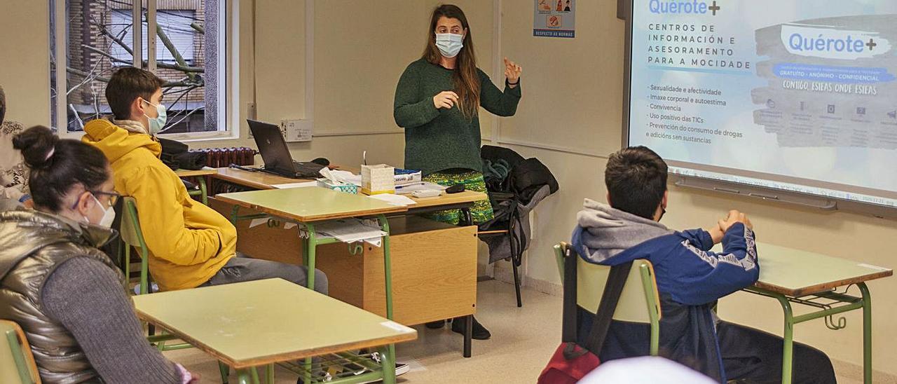 Laura López, ayer, durante una de sus charlas celebradas en el IES Laxeiro de Lalín.  | // BERNABÉ/ANA AGRA