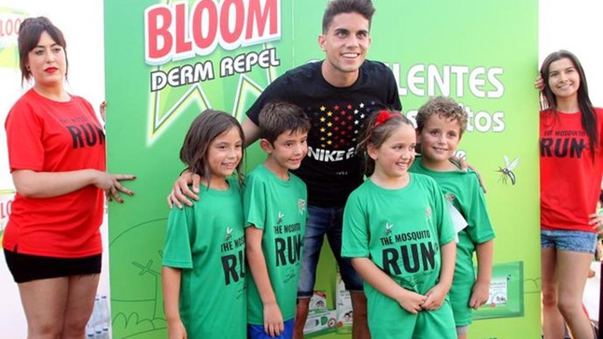 Marc Bartra asistió a The Mosquito Run y se fotografió con los más pequeños