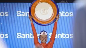 ADELAIDE (Australia), 25/01/2026.- Jay Vine of UAE Team Emirates celebrates victory after stage 5, Stirling circuit, 169.8km of the 2026 Mens Tour Down Under professional road bicycle race in Adelaide, Australia, 25 January 2026. (Ciclismo, Adelaida) EFE/EPA/MATT TURNER AUSTRALIA AND NEW ZEALAND OUT
