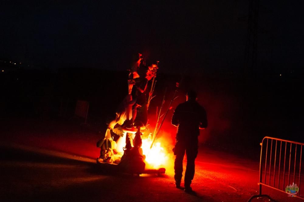 ... y el fuego que, como es normal, acabó con la falla.