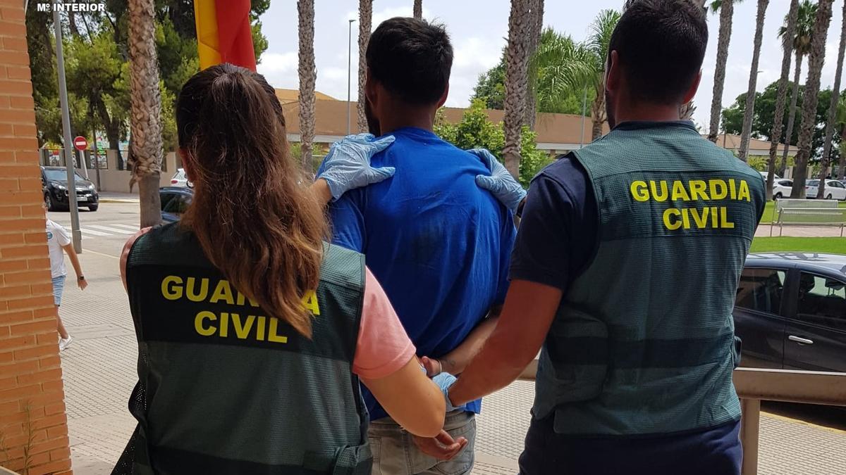 La Guardia Civil conduce a uno de los detenidos.