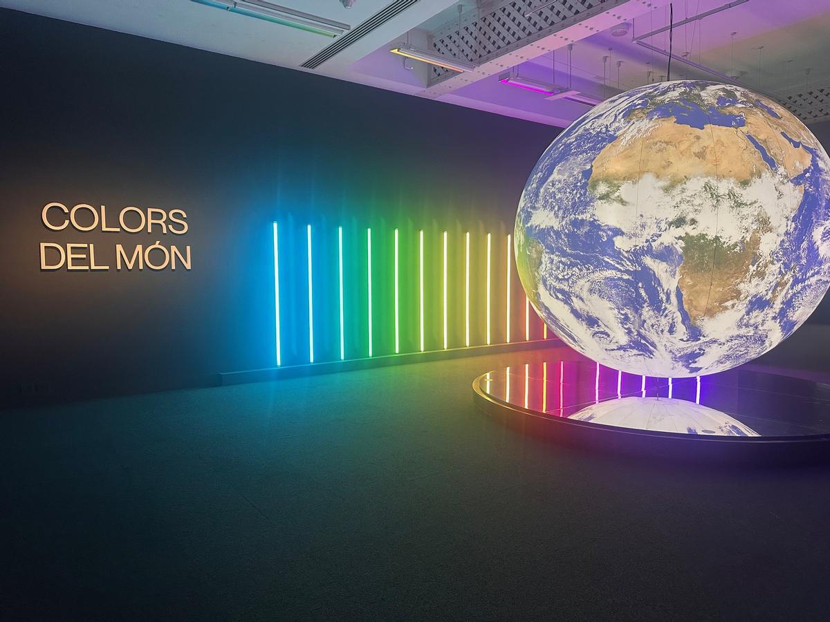 Eingangsbereich der Ausstellung "Colores del mundo" im CaixaForum Palma