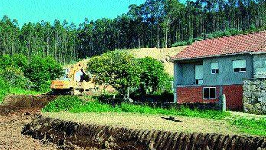 Las obras cuestionadas por los vecinos de Lago y Rubiáns de Arriba. / iñaki abela