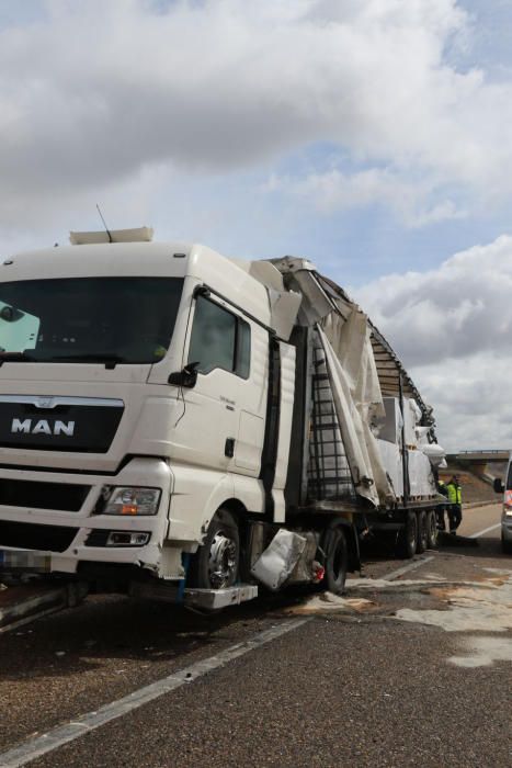 Accidente de dos camiones en la A-66, Zamora