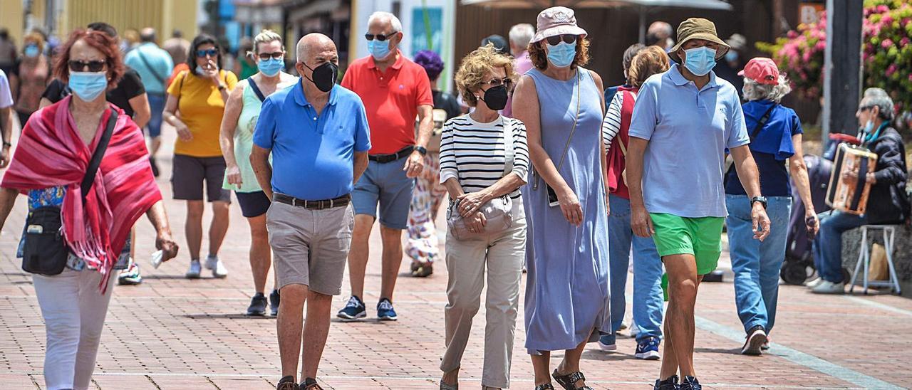 Personas con mascarillas se protegen del contagio del covid en Gran Canaria. | | JOSÉ CARLOS GUERRA